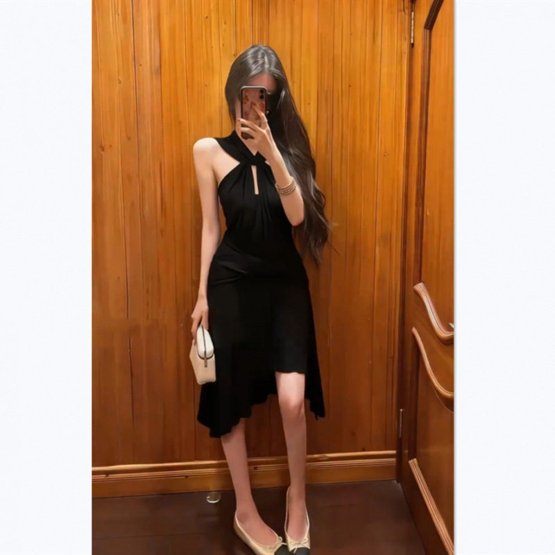 轻熟御姐绝美挂脖连衣裙女高级感气质名媛礼服裙设计感不规则裙子
