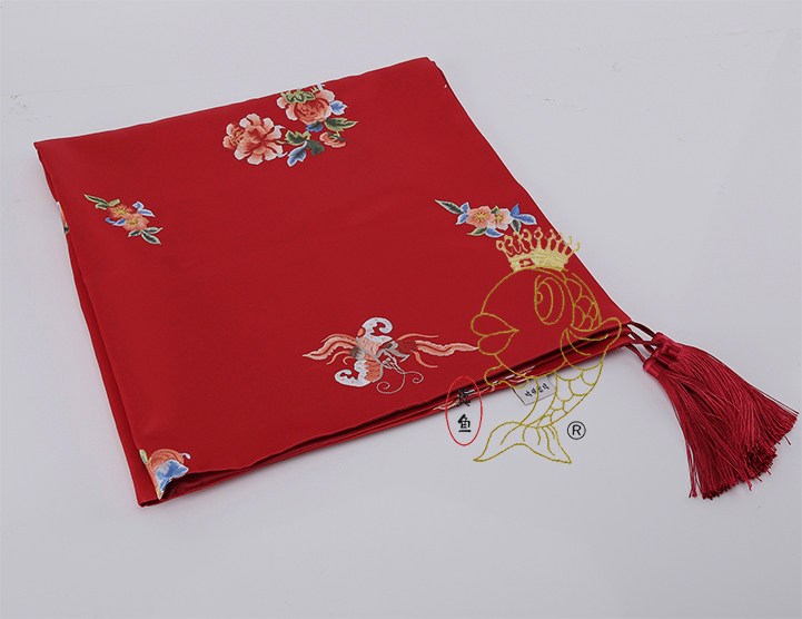 满绣花蝶真鱼绸缎盖巾图片