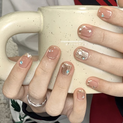 短款显白春夏温柔风魔镜镶钻美甲