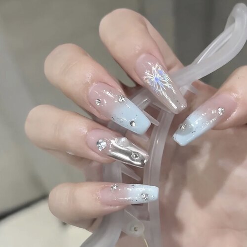 夏日baby蓝渐变闪闪蝴蝶美甲