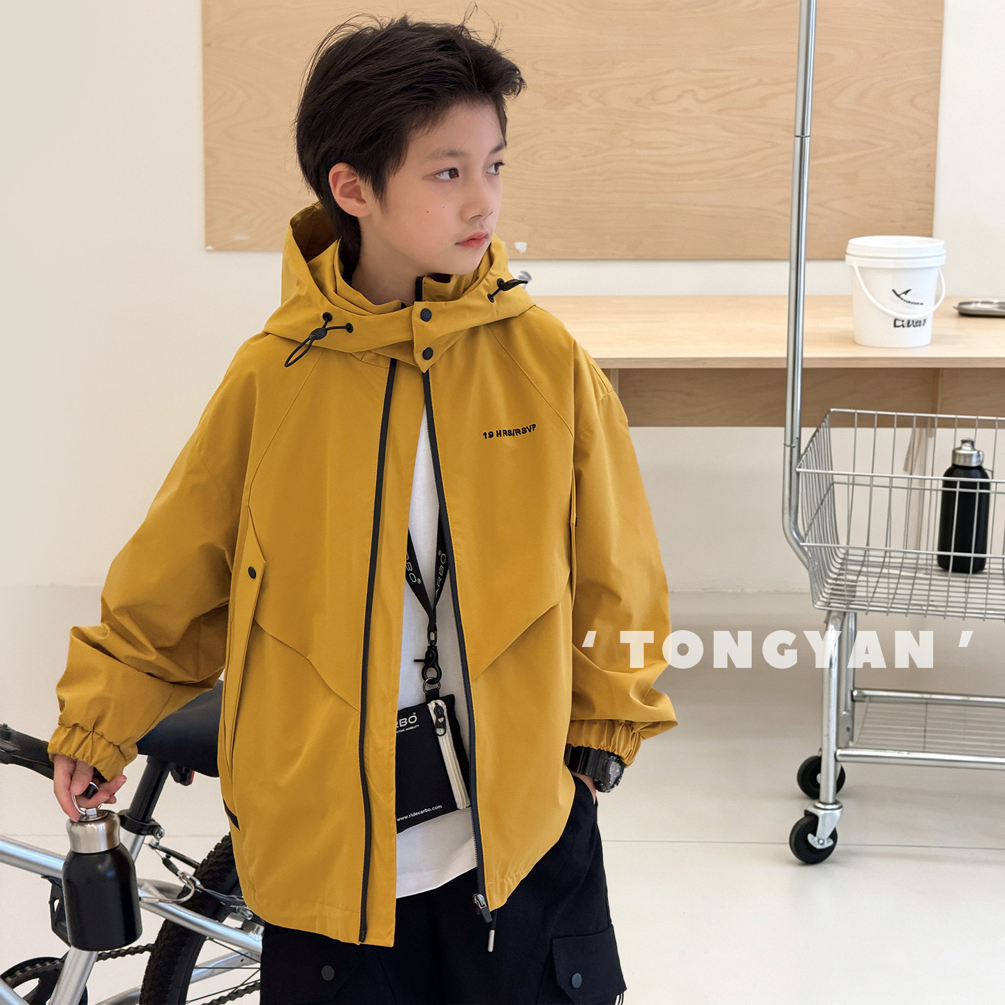 男童外套连帽冲锋衣洋气儿童夹克图片