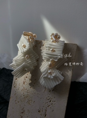 白色三宅褶皱布天然珍珠耳饰不对称简约婚品婚饰拾荒饰物局