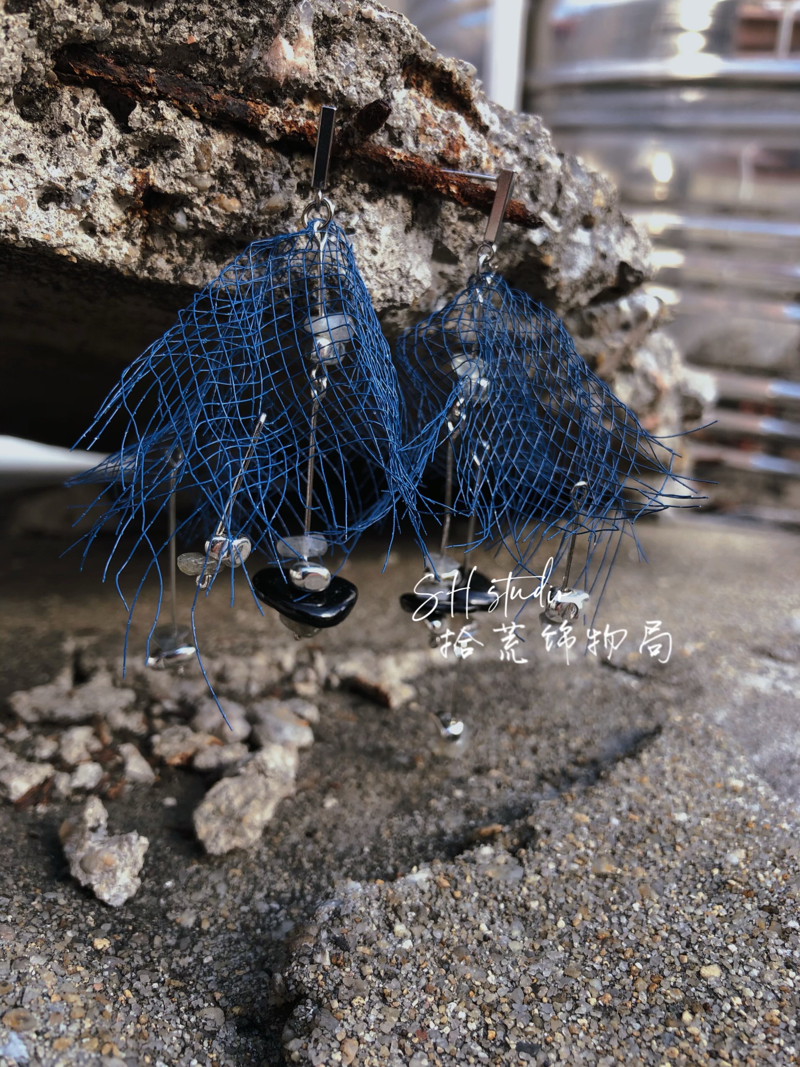 蓝色云雾纱小众不对称耳饰图片