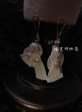 三宅褶皱布白色天然珍珠贝壳简约小众耳饰婚品保色抗氧化银针
