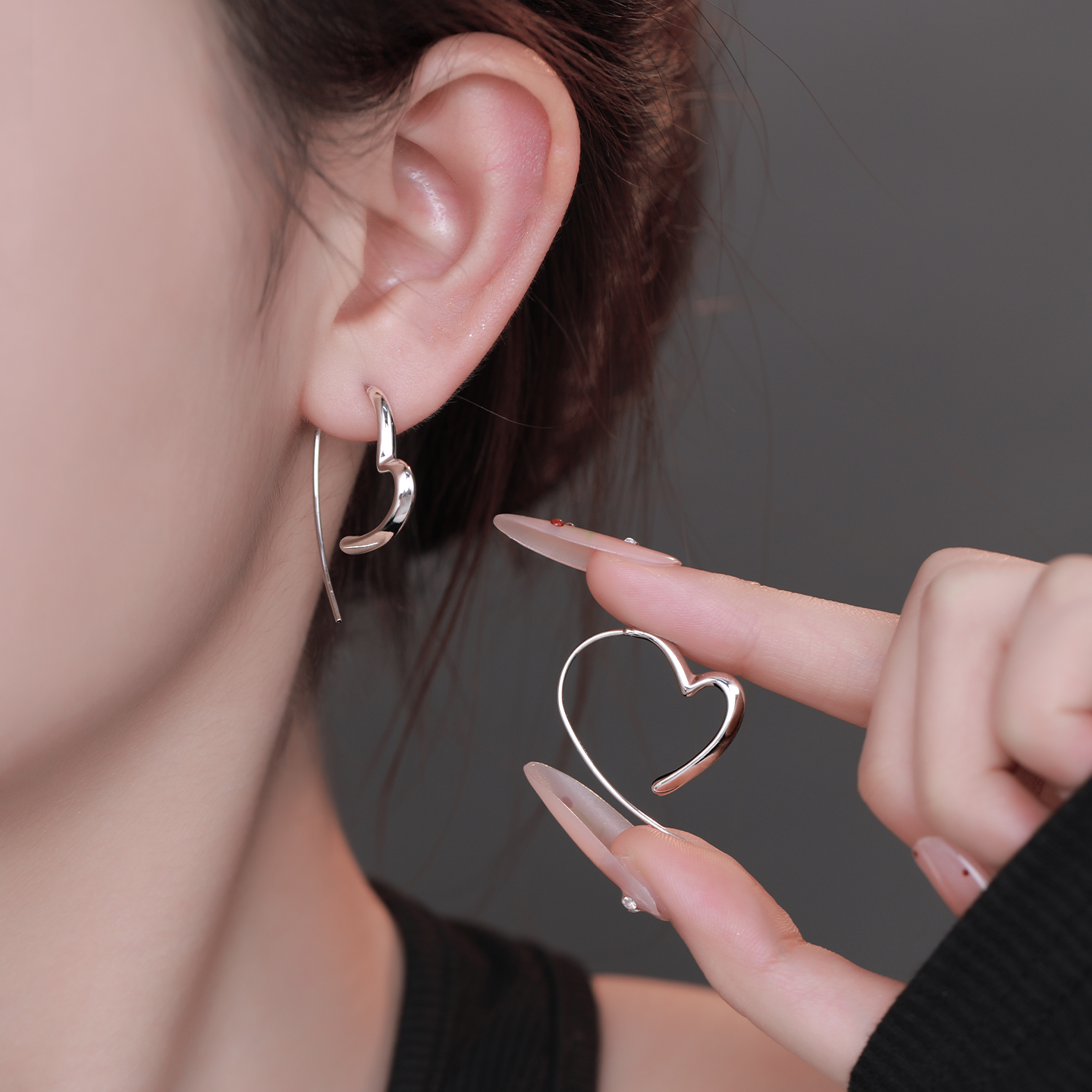 Z小姐925银简约线条爱心耳环