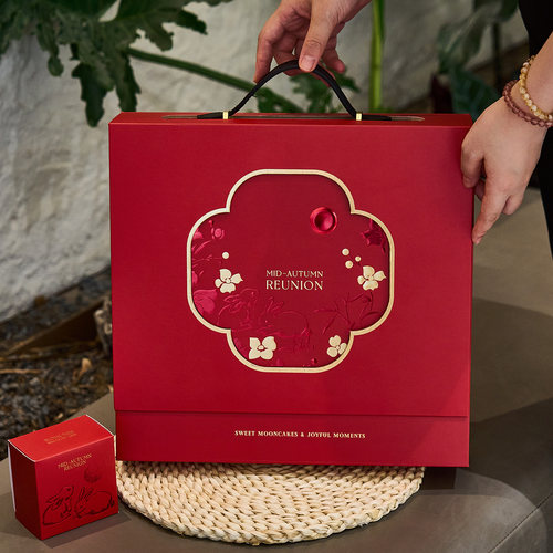 2025新款月饼礼盒包装盒红色四叶草镂空礼盒手提蛋黄酥礼品盒子