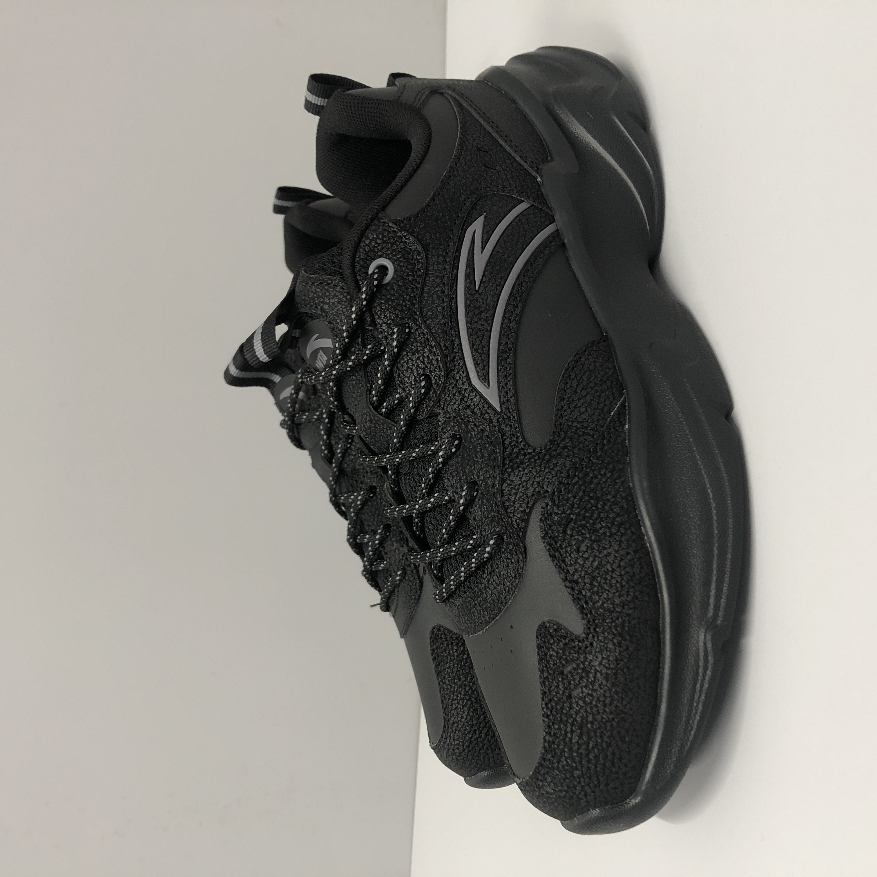 安踏休闲鞋男鞋防水全黑色复古