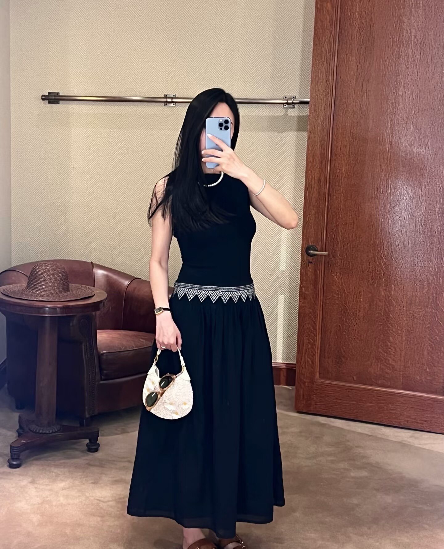 女装轻奢线 纯棉度假感刺绣饰边无袖连衣裙黑色 白色有弹力