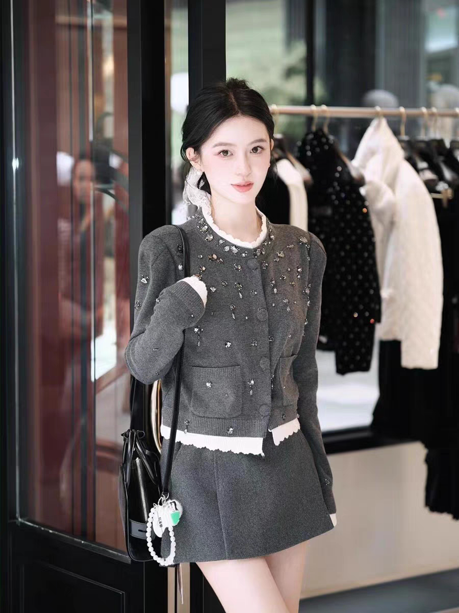 2025新款早秋香香口袋钻石圆领开衫风名媛时尚长袖针织开衫上衣女