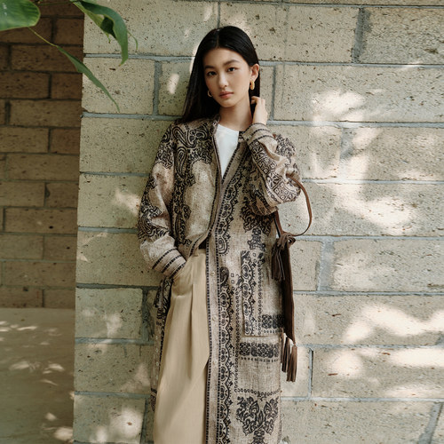 恩瑞妮复古印花翻领长款风衣女