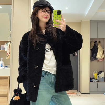 黑色羊羔毛外套女冬季中长款宽松