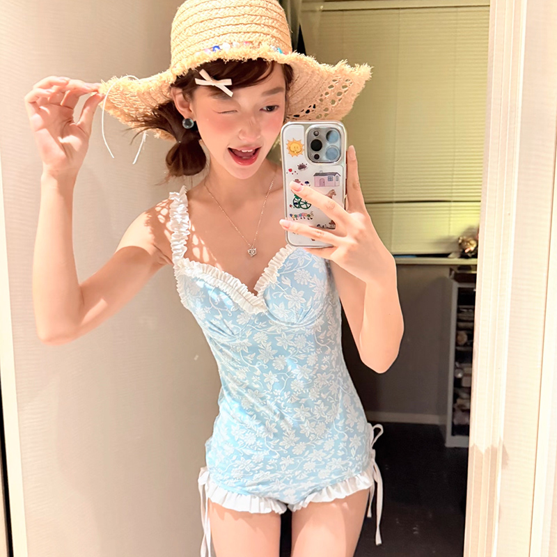 2026新款高级感蓝色碎花遮肚吊带钢托聚拢泳装连体裙式温泉泳衣女