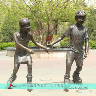 童趣文化小孩溜冰铸铜雕塑定制城市园林大型玻璃钢仿铜人物雕像