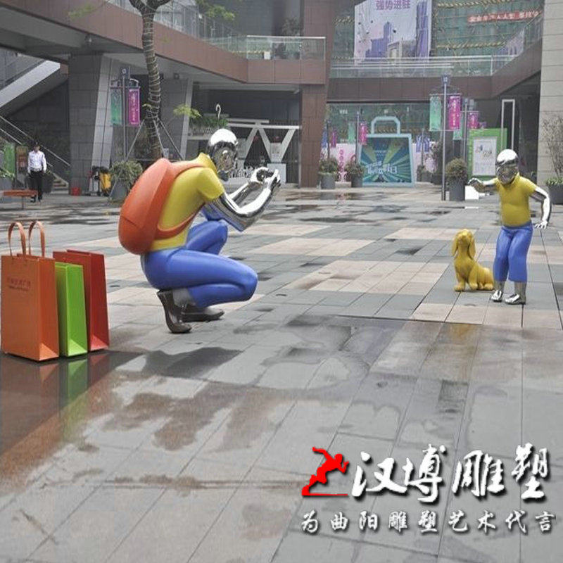 玻璃钢拍照人物雕像彩绘亲子父子情深雕塑商场学校公园景区景观
