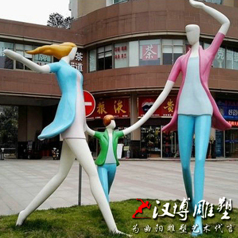 一家三口雕塑玻璃钢彩绘卡通人物雕塑步行街商场小区景观雕塑艺术