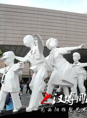 童趣主题雕塑玻璃钢小孩走独木桥玩耍抽象人物雕塑城市校园景观