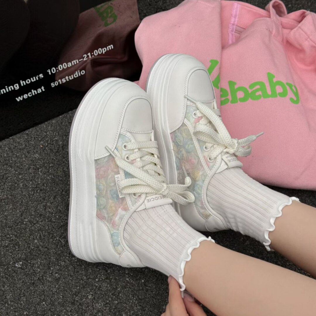 恋典厚底小白鞋女2026夏季新款蕾丝透气网红花朵轻便休闲真皮板鞋