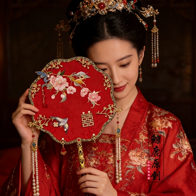 鲸鹿原创满画堂绣花红色喜扇中式秀禾汉服新娘出嫁结婚双面婚扇