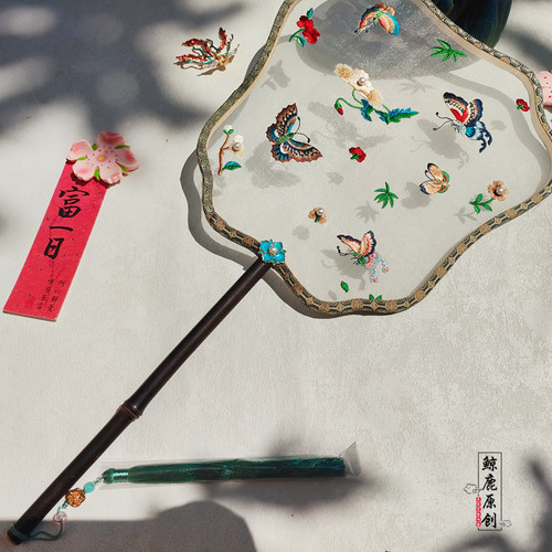 鲸鹿原创大尺寸复原蝴蝶绣花异型紫竹长柄团扇中式汉服古典扇子