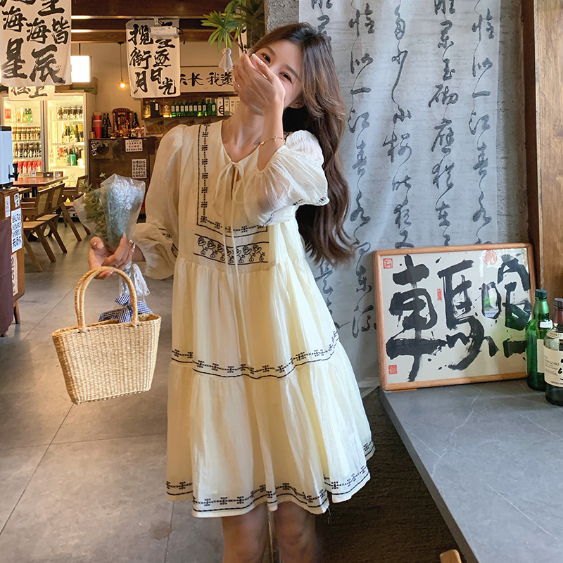 清冷艺术感穿搭米白色连衣裙女2025夏季新款小个子民族风娃娃裙子，女装连衣裙，浙宝205