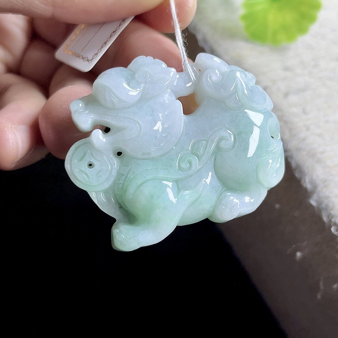天然翡翠麒麟吊坠 缅甸a货玉石浅阳绿玉石玉麒麟玉坠 厚装双面工