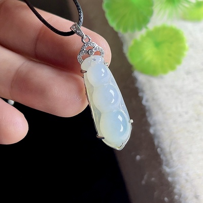 925银镶嵌冰种翡翠福豆吊坠