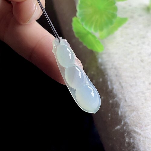 冰种翡翠福豆吊坠玉福豆玉坠