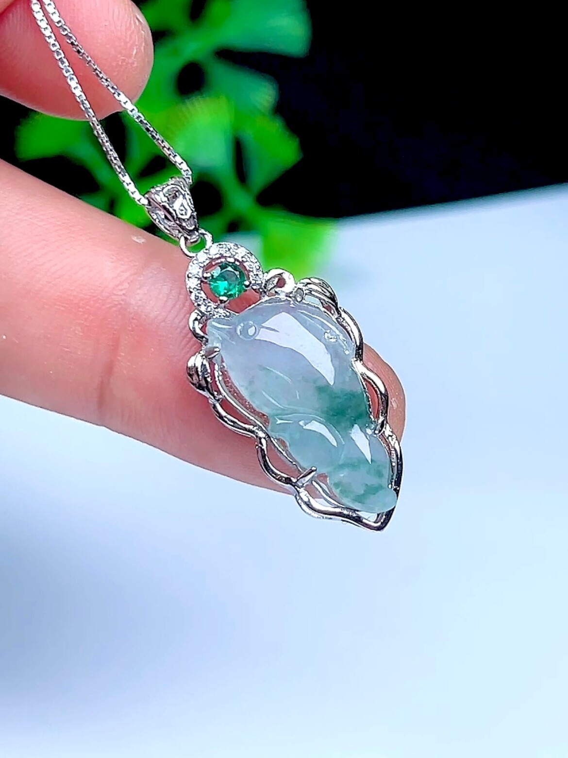 925银镶嵌天然a货玉石海豚吊坠 缅甸料冰底飘花翡翠玉海豚玉坠女