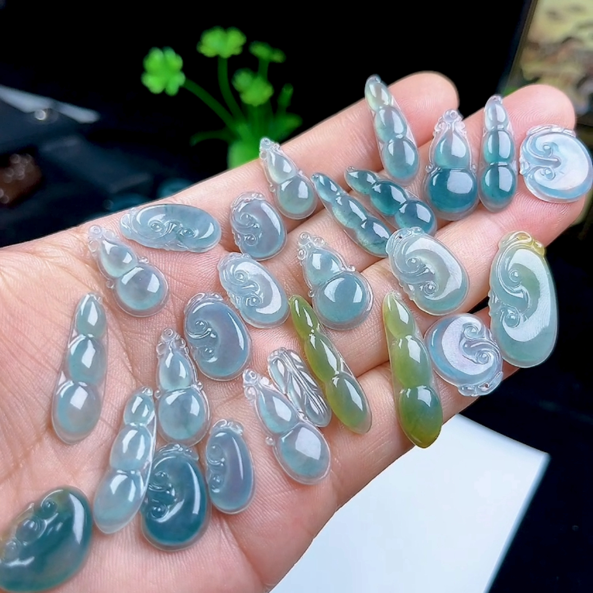 天然A货冰种翡翠福豆树叶如意葫芦吊坠 高冰透天空湖水蓝玉坠送证