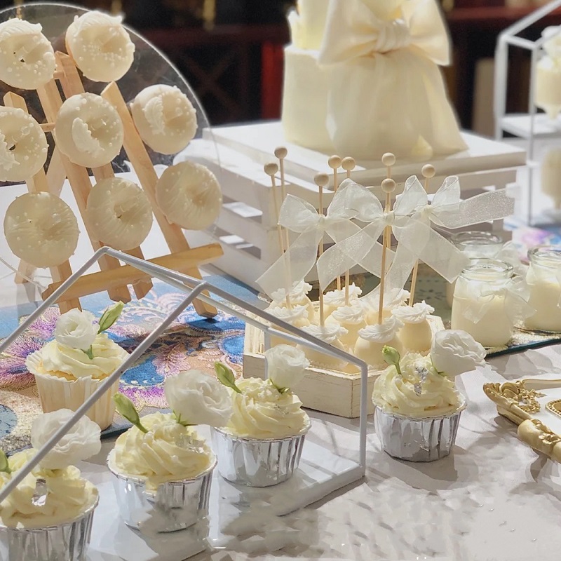 森系白色婚礼甜品台装饰蛋糕订婚结婚慕斯纸杯贴纸蝴蝶结绑带布