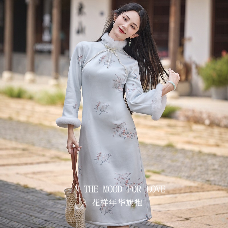 四小姐花样年华旗袍新中式倒大袖加绒蝴蝶钉珠淡蓝色冬季长袖修
