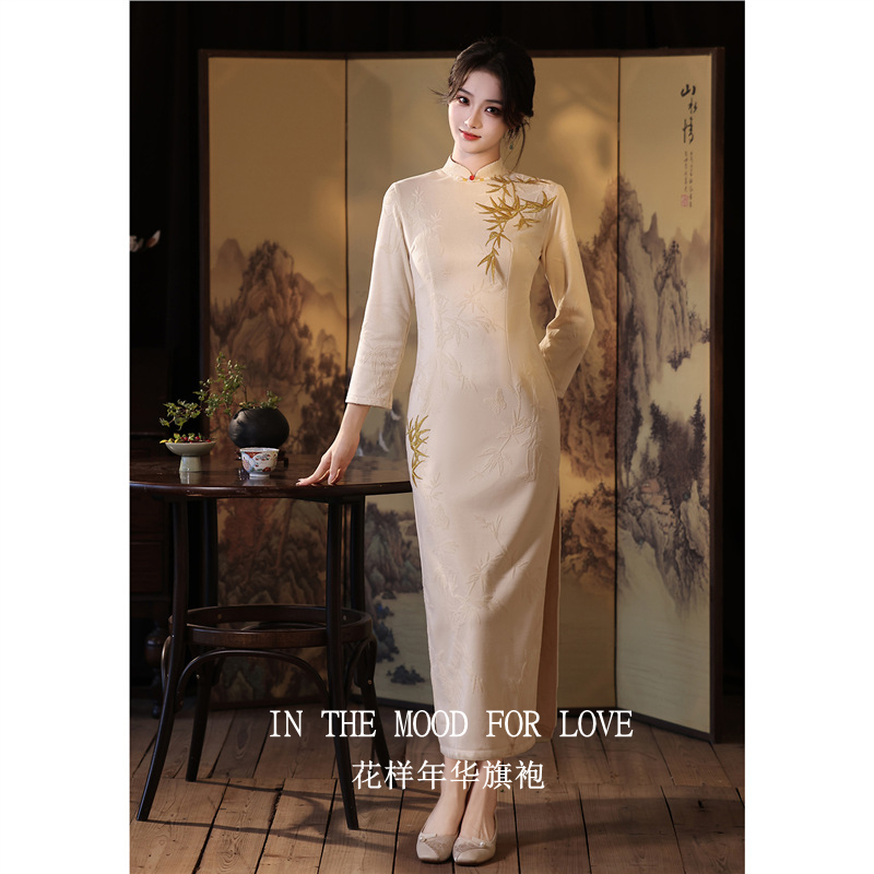 米白色长袖新中式连衣裙