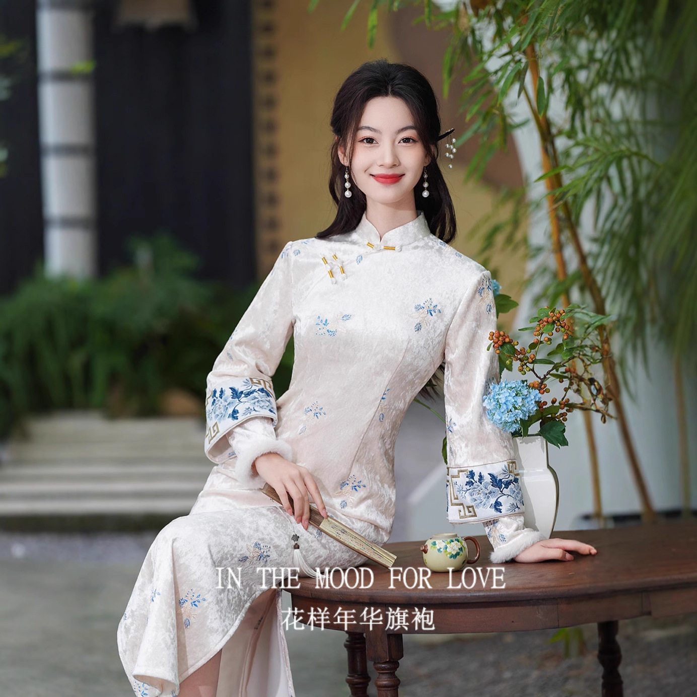 白色绣花加绒冬装国风长款