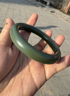 57圈新疆和田玉沙枣青手镯微糖底牛油果绿无暇油膏料圆条玉镯收藏