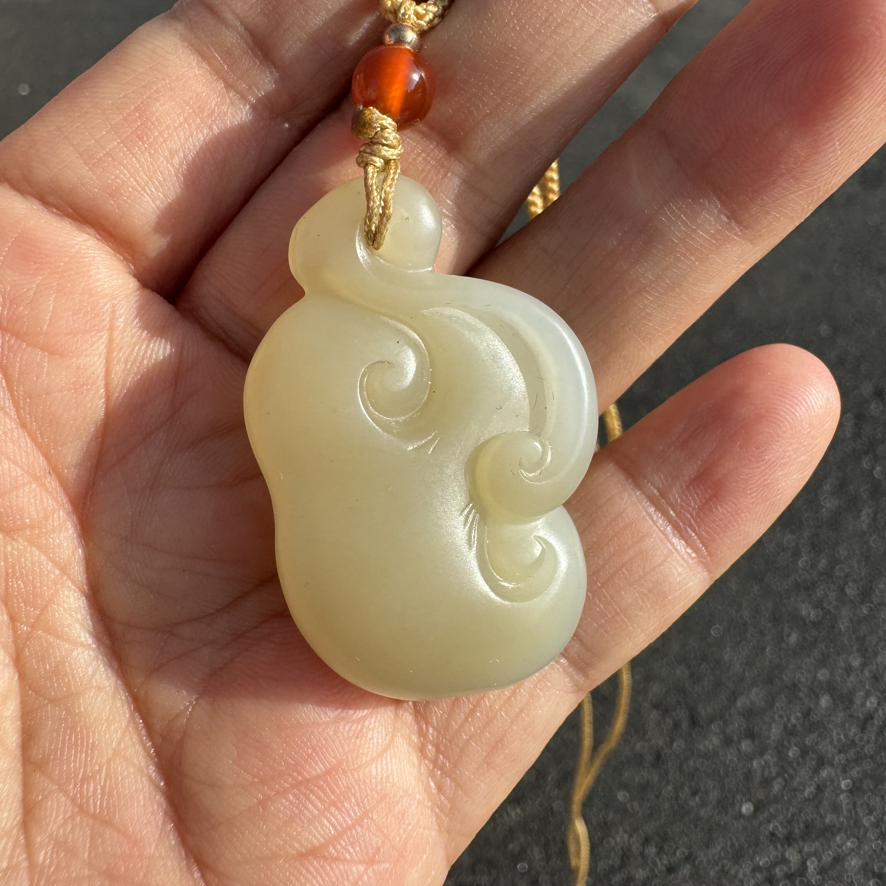 新疆且末油膏料和田玉糖白玉如意吊坠过眼过灯油糯柔光男女挂件