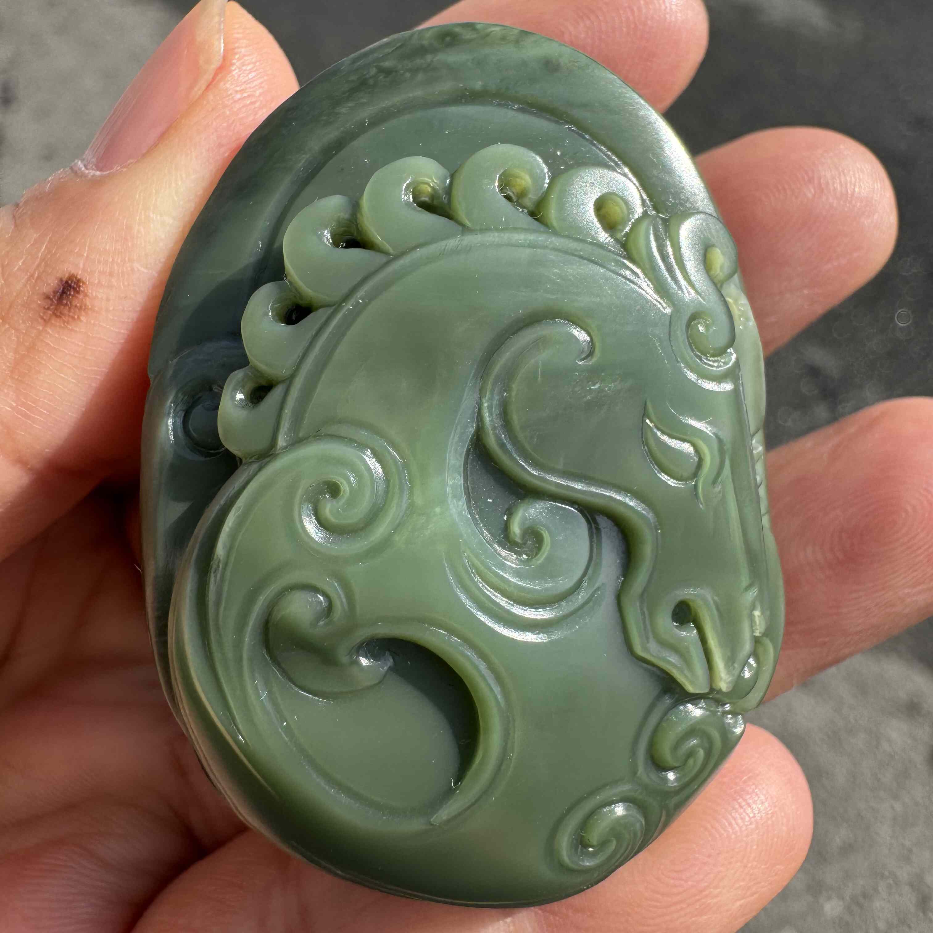 新疆和田玉籽料沙枣青龙马精神挂件粉绿猫眼底独籽古风手雕孤品