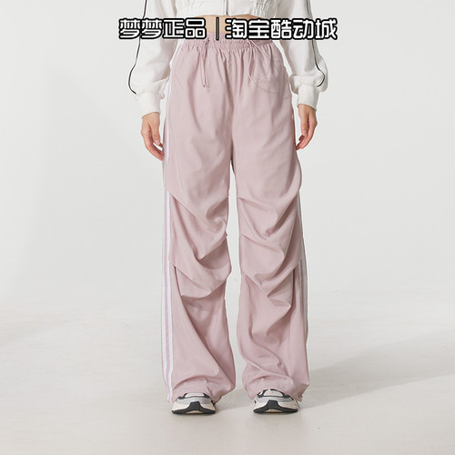 阿迪达斯三叶草女士2026新款运动三条纹梭织休闲直筒长裤KE9791
