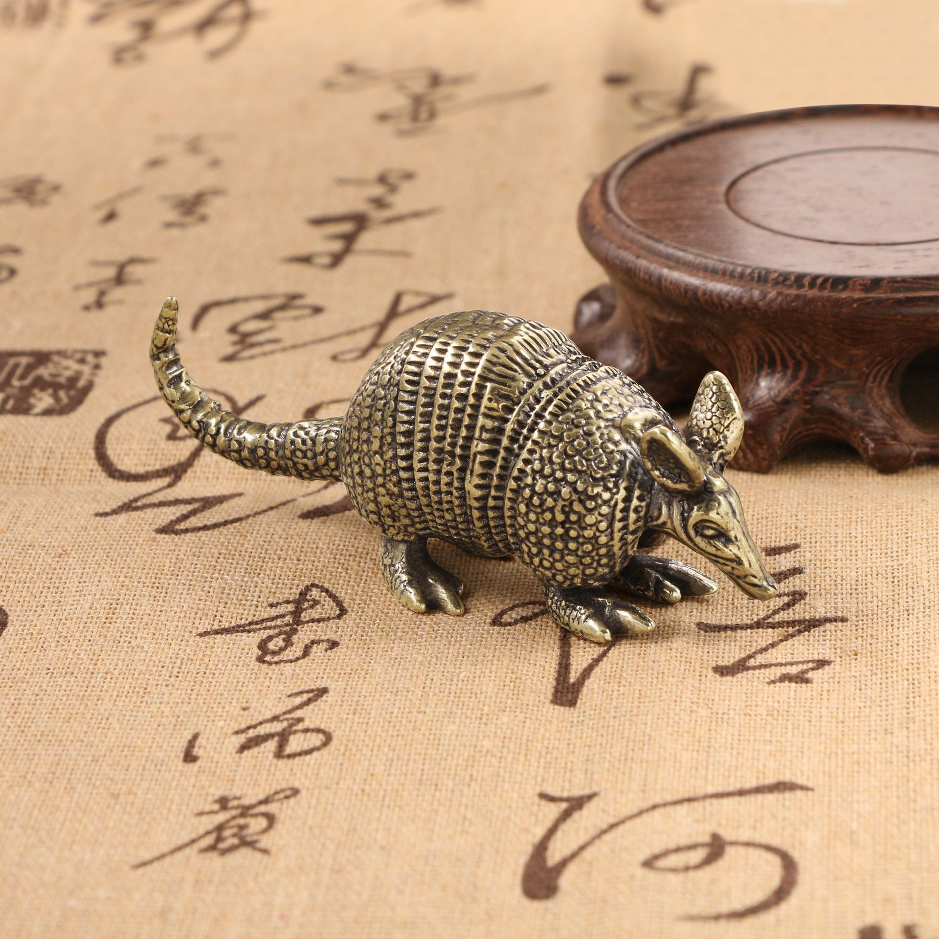 跨境创意仿古玩做旧大负鼠黄铜摆件动物摆设茶宠桌宠地摊货源