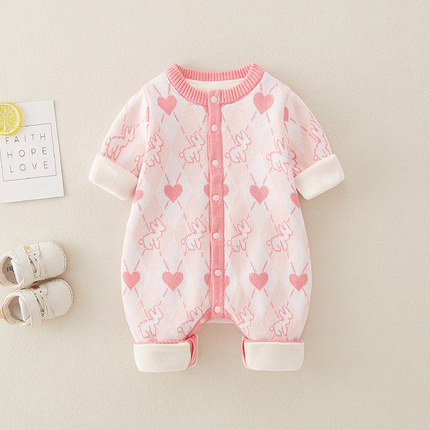 婴儿衣服加绒粉色秋冬连体毛衣女宝宝满月公主服可爱爱心爬服拍照