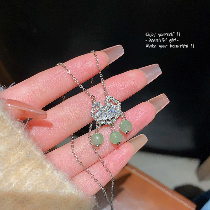 佛系少女轻奢小众复古精致锆石平安锁项链设计感绿玉髓吊坠锁骨链