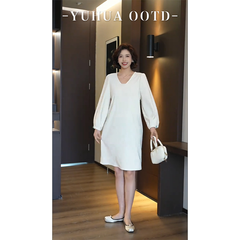 柒院家微胖大码女V领长袖连衣裙