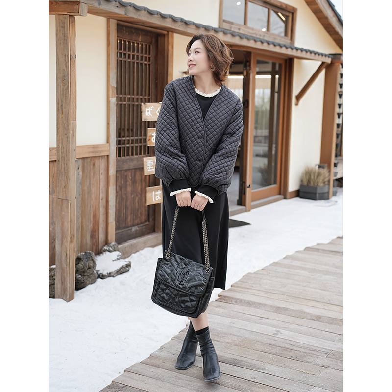 柒院家菱形格V领短款鸭绒羽绒服