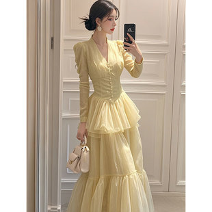 春装女款2025年新款富家千金高级感穿搭嫩黄色V领长袖蛋糕连衣裙