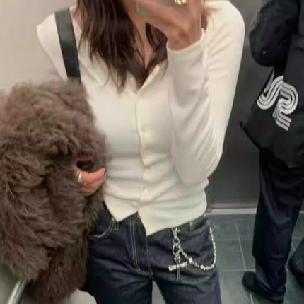 闪闪家 韩国东大门代购TEMPTING软糯大领口系扣长袖t