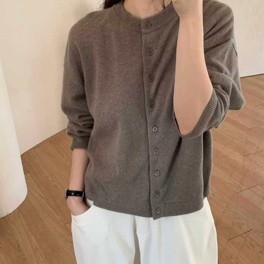 圆领羊毛系扣针织开衫