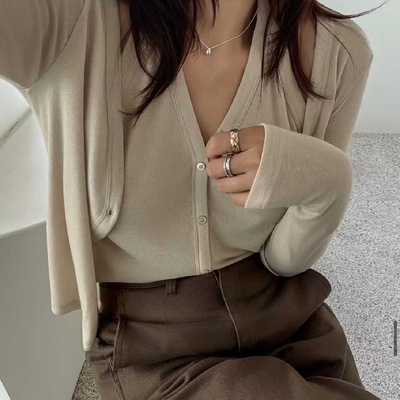 假两件时髦挂脖吊带t恤女