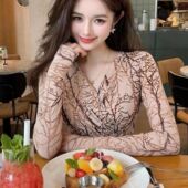 2026年春季 女高端气质百搭交叉褶皱V领上衣 小众印花网纱打底衫