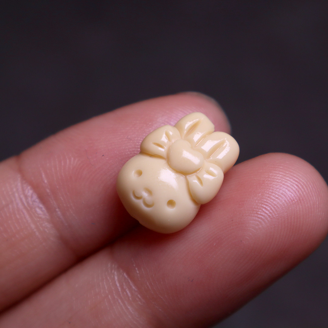 金膏玉兔子背云隔珠侧挂
