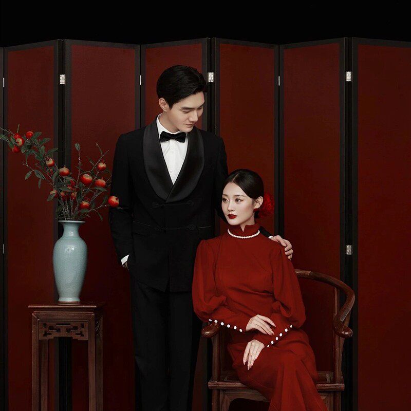 影楼拍照复古主题情侣婚纱摄影服装新中式红色民国风旗袍法式礼服