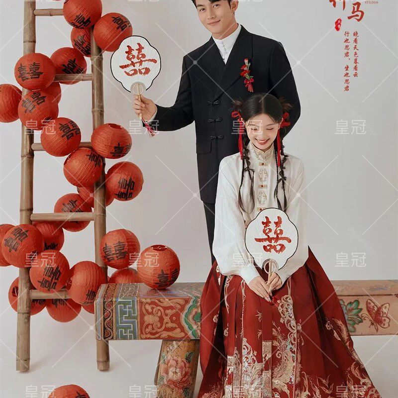 新款照相馆主题服装新中式红色喜嫁风复古马面裙情侣室内写真婚纱